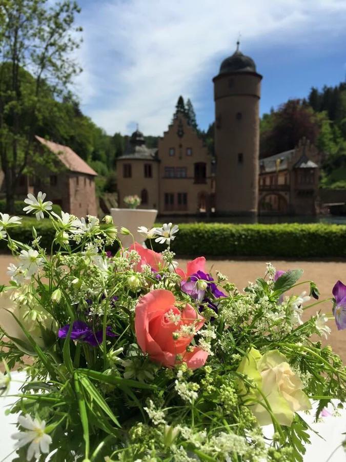 Hotel Zum Engel Mespelbrunn Esterno foto